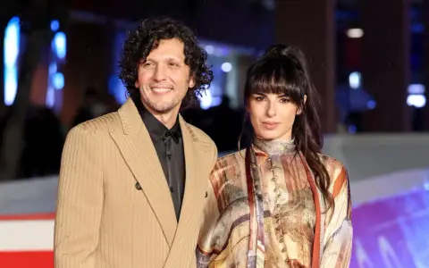 Ermal Meta con la sua compagna, in un momento di complicità sul red carpet.