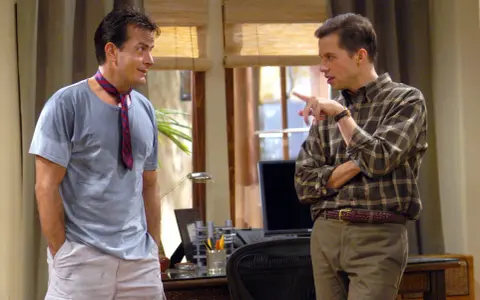 Charlie Sheen e Jon Cryer, cast di Due uomini e mezzo, discutono animatamente in un ufficio.