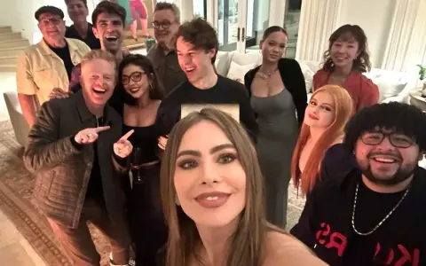 Il cast di Modern Family riunito per una festa, sorrisi e abbracci per celebrare il loro legame.
