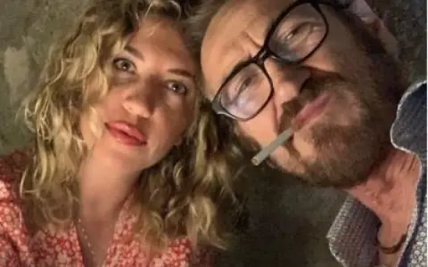 Marco Giallini con la sua fidanzata, un momento intimo e rilassato.