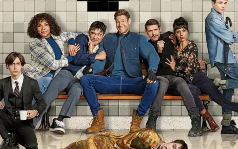 Il cast di Umbrella Academy 4 seduto su una panchina, con uno sdraiato a terra.