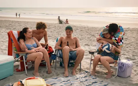 Amici in spiaggia, un'estate da ricordare. La scena evoca "the summer i turned pretty 3".