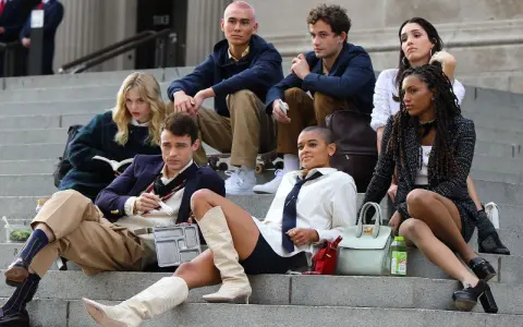 Il cast di Gossip Girl si riunisce sulle scale, tra chi legge, chi chiacchiera e chi si gode un pranzo al sacco.
