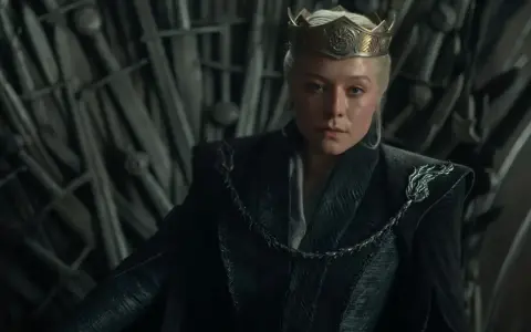 Regina Rhaenyra Targaryen, erede del trono di spade, indossa la corona e un fermaglio a forma di drago, simbolo della sua casata, in House of the Dragon.