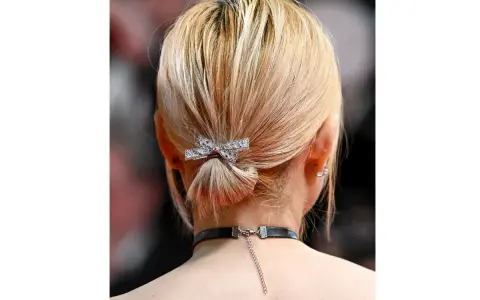 Chic acconciature capelli corti chignon basso con fermaglio a fiocco scintillante e choker.