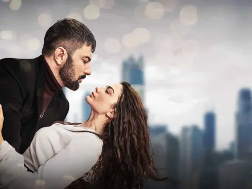 Un uomo e una donna si guardano intensamente. Io sono Farah, e questa scena evoca un amore profondo e un legame indissolubile.