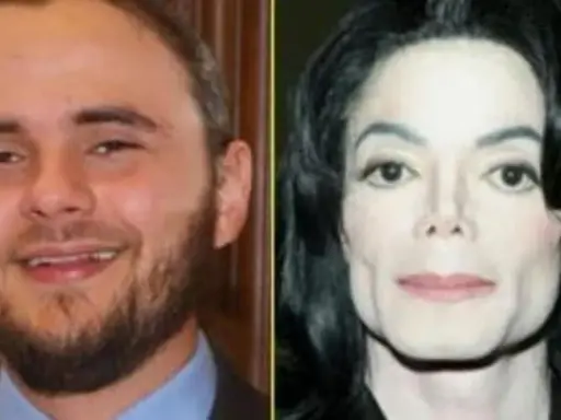 Michael Jackson e uno dei suoi figli, Prince Michael Jackson I, fianco a fianco.