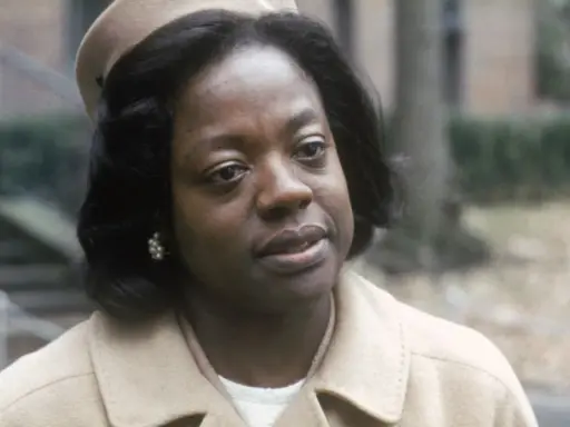 Viola Davis, con un cappello e un cappotto beige, in una scena di film e programmi TV.