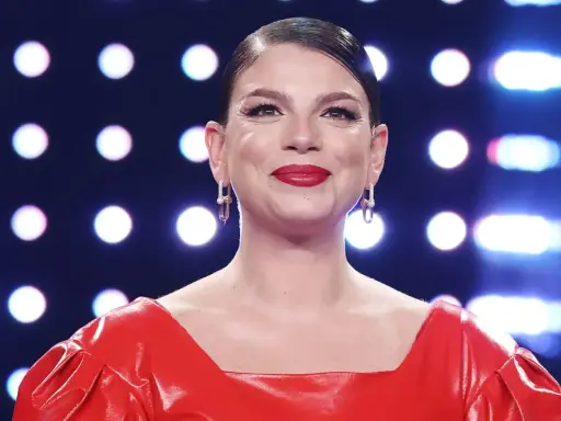 Emma Marrone sorride con un vestito rosso acceso e orecchini luminosi. Chissà se pensa al suo emma marrone fidanzato.