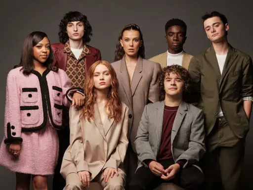Il cast di Stranger Things posa per un ritratto di gruppo.