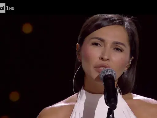 Serena Brancale, con i suoi figli nel cuore, canta sul palco di Rai 1 HD.
