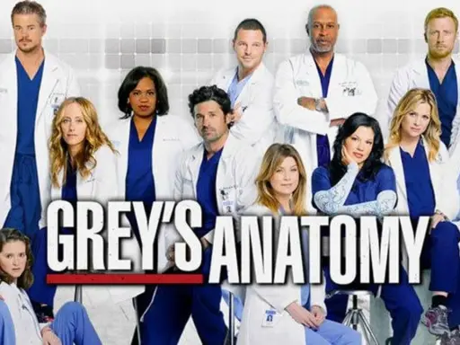 Il cast di Grey's Anatomy 22, con medici in camice bianco e blu, pronto per nuove sfide al Seattle Grace Hospital.