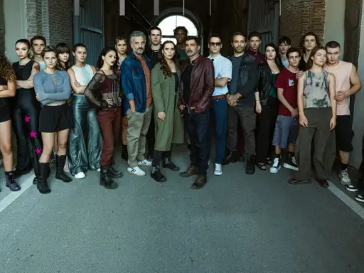 Il cast di Mare Fuori posa insieme, un gruppo eterogeneo di giovani e adulti, pronti per nuove avventure.