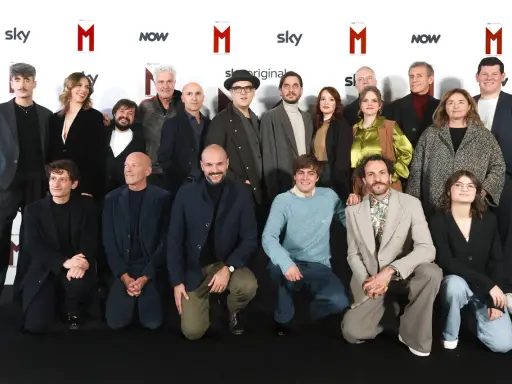 Il cast de "Il figlio del secolo" serie tv, in attesa dell'uscita, posa per una foto di gruppo.