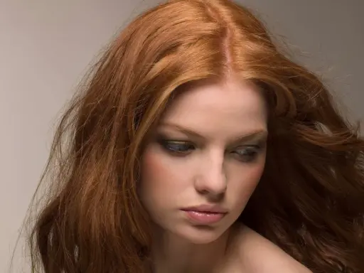 Capelli rossi mossi, con qualche ciocca ribelle. Scopri i migliori rimedi per capelli crespi e dona nuova vita alla tua chioma.