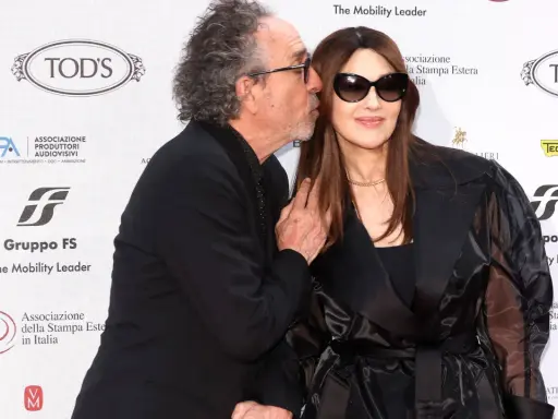 Tim Burton bacia Monica Bellucci, il suo compagno, in un momento affettuoso.