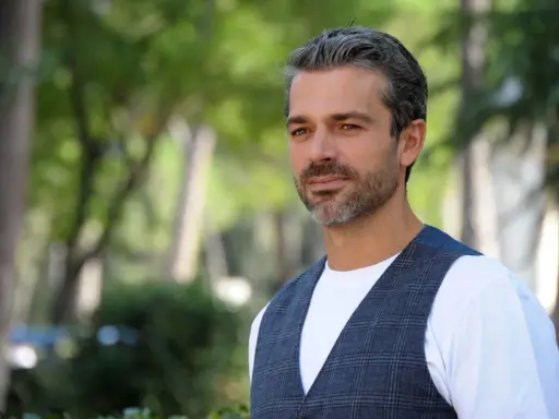 Luca Argentero, con il suo fascino intramontabile, protagonista di film e programmi TV che hanno segnato la televisione italiana.