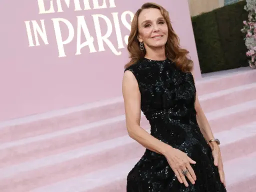 Sylvie, icona di stile a Parigi, brilla in un abito nero scintillante.