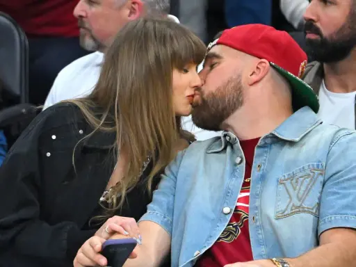 Taylor Swift e Travis Kelce si baciano, un momento intimo che svela scorci della loro taylor swift vita privata.
