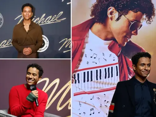 Jaafar Jackson, che interpreta Michael Jackson nel film, sorride con un completo nero e una giacca con dettagli dorati.