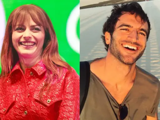 Annalisa e Francesco Muglia sorridono felici, uno sul palco con giacca rossa, l'altro in spiaggia.
