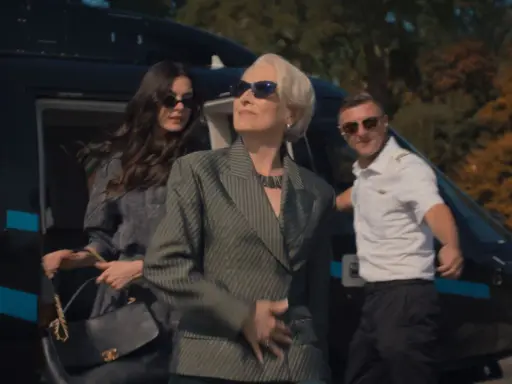 Miranda Priestly scende dall'elicottero, un'icona di stile. Forse il diavolo veste prada 3 è in arrivo.