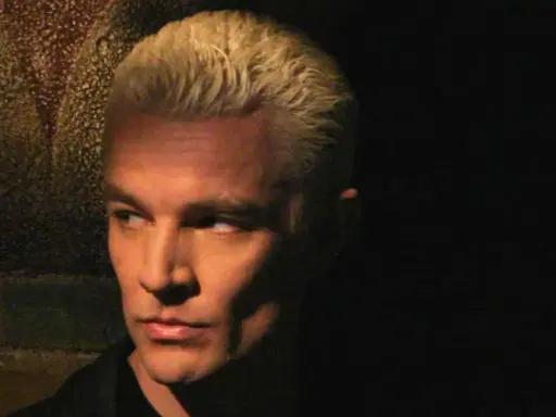 Spike, uno dei personaggi più iconici del cast di Buffy l'ammazzavampiri, con i suoi capelli biondi e lo sguardo intenso.
