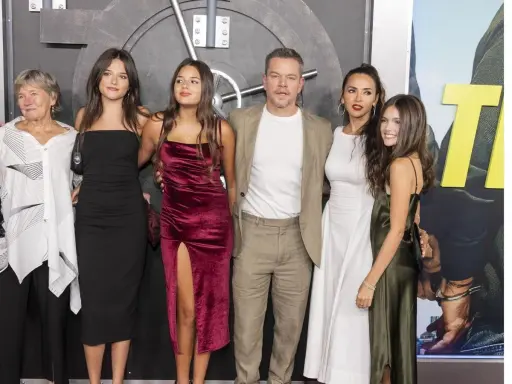 Matt Damon con la sua famiglia, inclusi i suoi figli, posa per una foto.