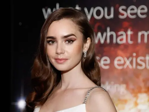 Lily Collins, protagonista di film e programmi TV, con un'espressione pensierosa e un abito scintillante.