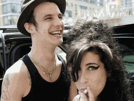 Blake Fielder-Civil oggi, con un sorriso e un cappello, accanto ad Amy Winehouse che fuma.