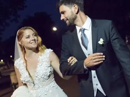 Noemi e il suo sposo, felici nel loro giorno speciale. La loro vita privata inizia ora.