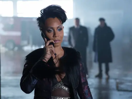 Jada Pinkett Smith, in un look audace, parla al telefono. Un'icona dei film e programmi TV.