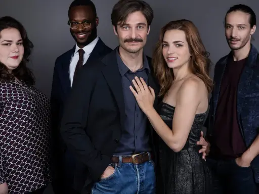 Il cast di "Noi", la serie televisiva, posa insieme. Cinque attori, un uomo con baffi e una donna con mano sul petto, al centro.