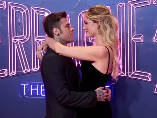 Fedez e Ferragni, le ultime notizie: la coppia si abbraccia davanti a luci al neon rosa.