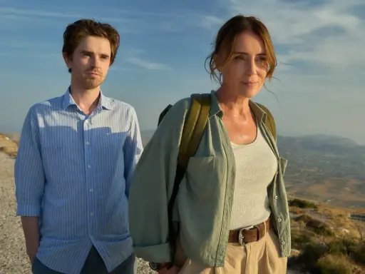 Freddie Highmore in un paesaggio montano, un'immagine che evoca i suoi film e programmi TV.
