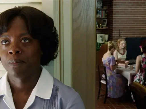 Viola Davis, nel cast di The Help, osserva un gruppo di donne riunite a tavola.