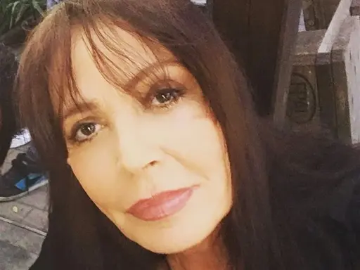 Viola Valentino, con un sorriso che sfida ogni malattia, guarda dritto verso di noi.