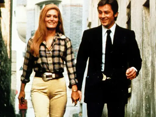 Dalida e Alain Delon, una storia d'amore e cinema, passeggiano mano nella mano.