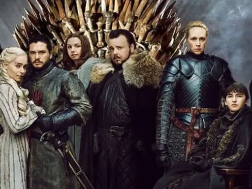 Il cast di Il Trono di Spade riunito davanti al Trono di Spade. Jon Snow, Daenerys Targaryen, Sansa Stark e altri eroi.