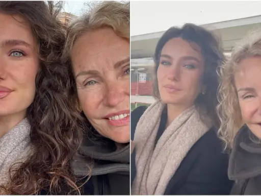 Liala, figlia di Licia Colò, sorride accanto alla madre. Entrambe indossano sciarpe calde.