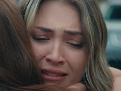 Una ragazza piange disperata, abbracciata da un'altra persona. Una scena toccante dalla **innocence serie turca**.
