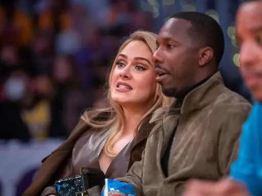 Adele e Rich Paul, momenti di vita privata durante una partita.