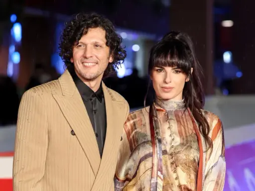 Ermal Meta con la sua compagna, in un momento di complicità sul red carpet.