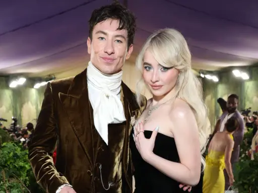 Sabrina Carpenter e Barry Keoghan, una coppia affascinante, posano insieme in un evento glamour.