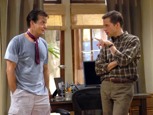 Charlie Sheen e Jon Cryer, cast di Due uomini e mezzo, discutono animatamente in un ufficio.
