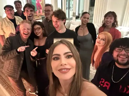 Il cast di Modern Family riunito per una festa, sorrisi e abbracci per celebrare il loro legame.