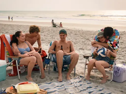 Amici in spiaggia, un'estate da ricordare. La scena evoca "the summer i turned pretty 3".