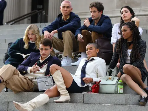 Il cast di Gossip Girl si riunisce sulle scale, tra chi legge, chi chiacchiera e chi si gode un pranzo al sacco.