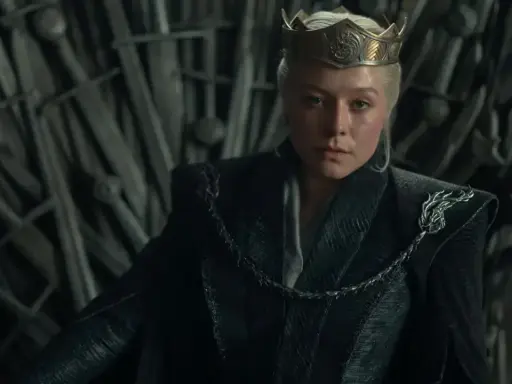 Regina Rhaenyra Targaryen, erede del trono di spade, indossa la corona e un fermaglio a forma di drago, simbolo della sua casata, in House of the Dragon.