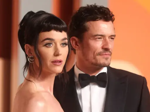 Katy Perry e Orlando Bloom, una coppia iconica, posano elegantemente.